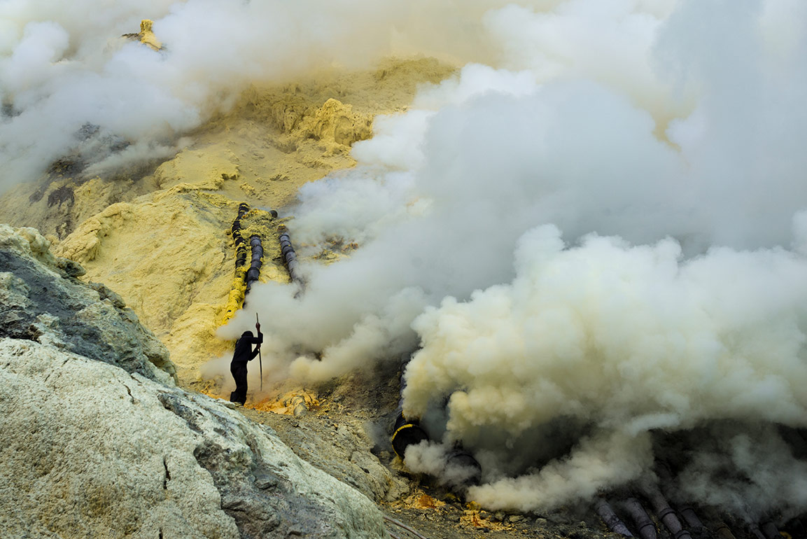 Leica-Fotograf-Richard-Schabetsberger_002_Sulphur_Volcano-Java_Indonesia